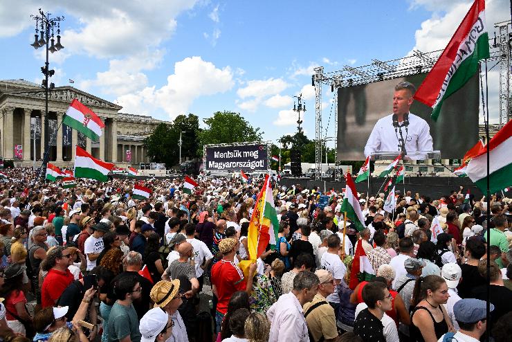 Magyar Pter: vasrnap mindenkinek sznnia kell egy rt a hazjra